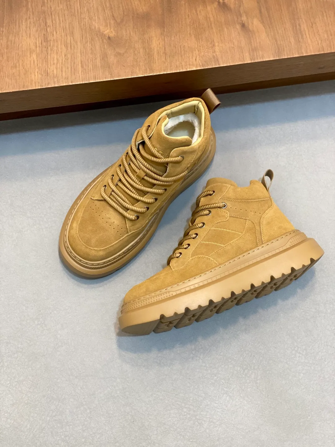 Men's shoes 💰740 UGG lace-up thick-soled sports shoes for men. Full of fashion, casual and versatile. The frosted upper is high-end without looking old-fashioned. The upper is waterproof and oil-proof, fashionable and easy to take care of. The lining is made of sheepskin. It is comfortable and warm. The upper foot is not bloated at all. Super fashionable Size: 39-44